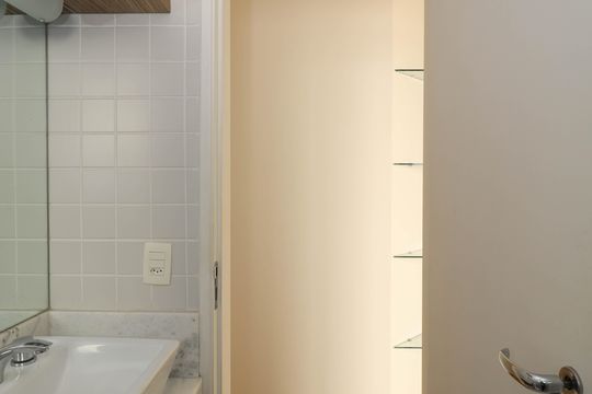 Venda de apartamento com 2 quartos, 1 suíte e piscina no condomínio. — Banheiro da Suíte