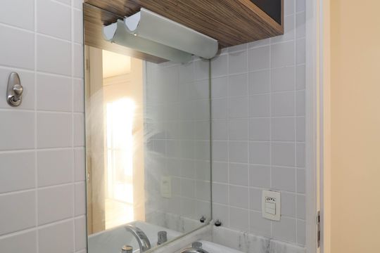 Venda de apartamento com 2 quartos, 1 suíte e piscina no condomínio. — Banheiro
