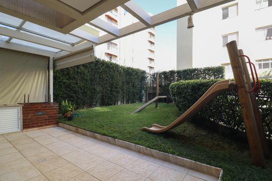 Venda de apartamento com 2 quartos, 1 suíte e piscina no condomínio. — Área comum - Playground
