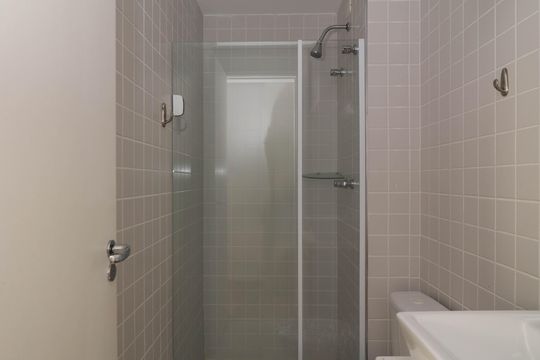 Venda de apartamento com 2 quartos, 1 suíte e piscina no condomínio. — Banheiro