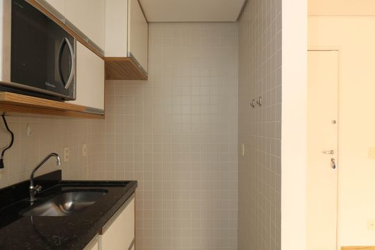 Venda de apartamento com 2 quartos, 1 suíte e piscina no condomínio. — Cozinha