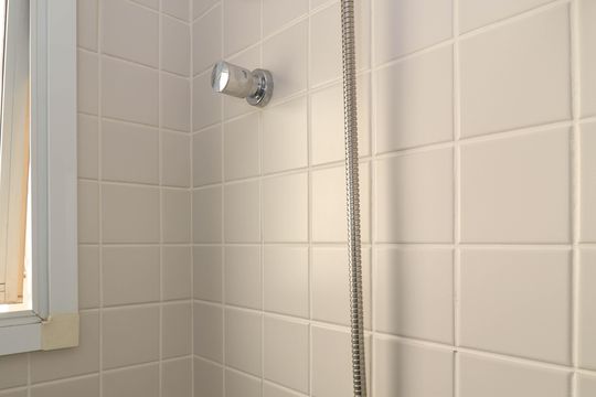 Venda de apartamento com 2 quartos, 1 suíte e piscina no condomínio. — Banheiro da Suíte