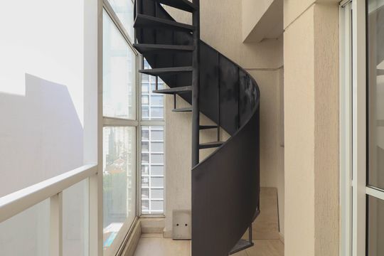 Venda de apartamento com 2 quartos, 1 suíte e piscina no condomínio. — Área Externa