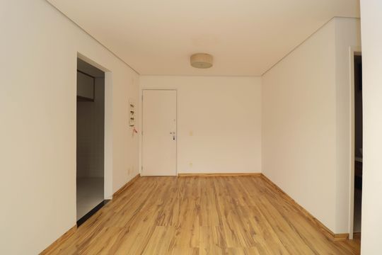 Venda de apartamento com 2 quartos, 1 suíte e piscina no condomínio. — Sala
