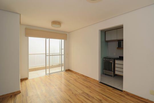 Venda de apartamento com 2 quartos, 1 suíte e piscina no condomínio. — Sala