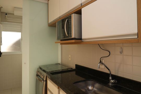 Venda de apartamento com 2 quartos, 1 suíte e piscina no condomínio. — Cozinha