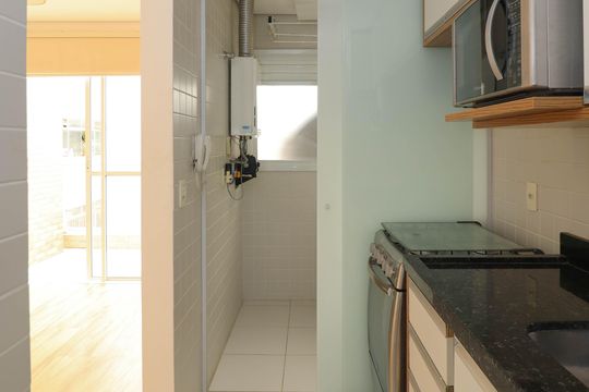 Venda de apartamento com 2 quartos, 1 suíte e piscina no condomínio. — Cozinha
