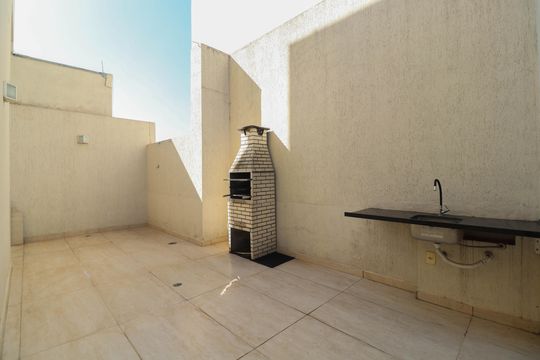 Venda de apartamento com 2 quartos, 1 suíte e piscina no condomínio. — Terraço