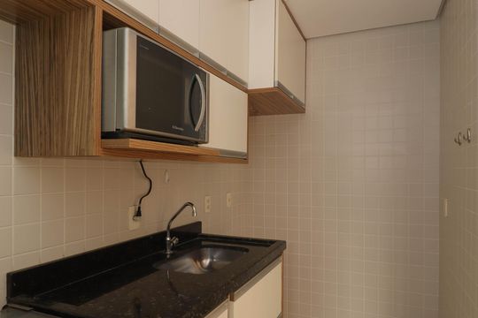 Venda de apartamento com 2 quartos, 1 suíte e piscina no condomínio. — Cozinha