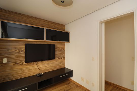 Venda de apartamento com 2 quartos, 1 suíte e piscina no condomínio. — Quarto