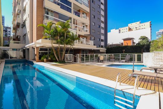 Venda de apartamento com 2 quartos, 1 suíte e piscina no condomínio. — Área comum