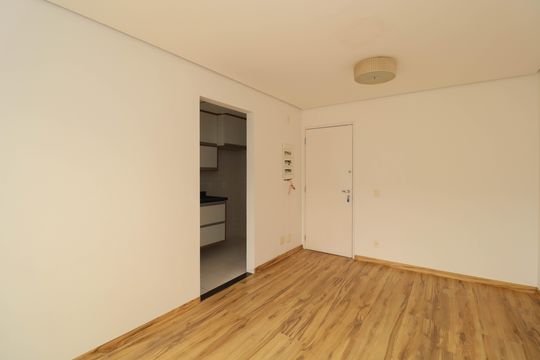 Venda de apartamento com 2 quartos, 1 suíte e piscina no condomínio. — Sala