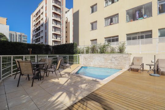 Venda de apartamento com 2 quartos, 1 suíte e piscina no condomínio. — Área comum
