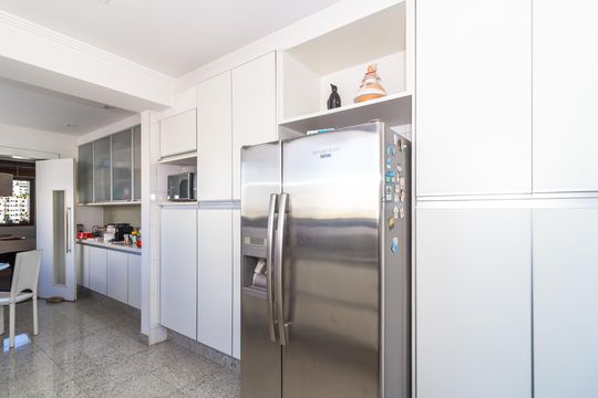 Comprar apartamento em Perdizes com piscina, churrasqueira e varanda gourmet. Três suítes. — Cozinha