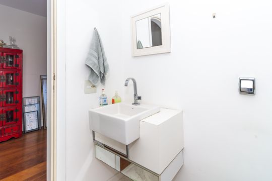 Comprar apartamento em Perdizes com piscina, churrasqueira e varanda gourmet. Três suítes. — Lavabo