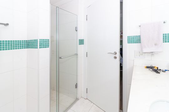 Comprar apartamento em Perdizes com piscina, churrasqueira e varanda gourmet. Três suítes. — Banheiro da Suíte 3