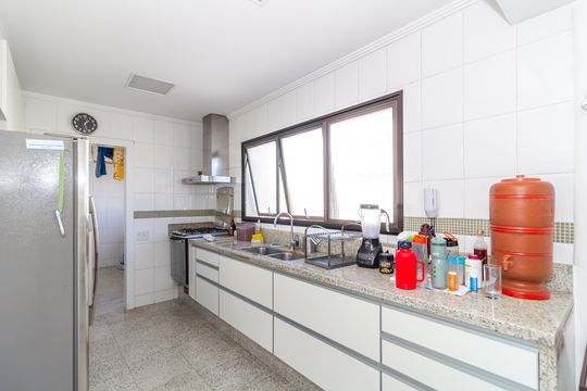 Comprar apartamento em Perdizes com piscina, churrasqueira e varanda gourmet. Três suítes. — Cozinha
