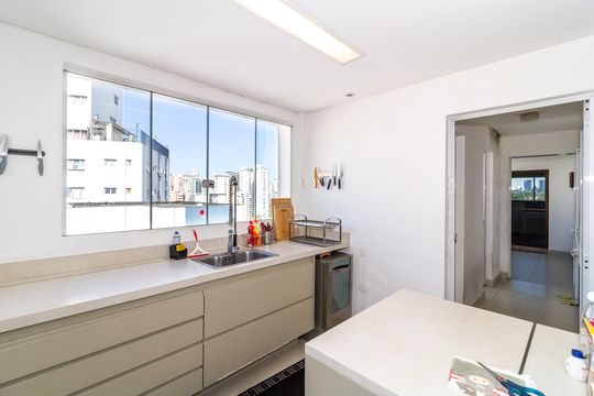 Comprar apartamento em Perdizes com piscina, churrasqueira e varanda gourmet. Três suítes. — Cobertura