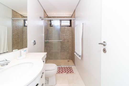 Comprar apartamento em Perdizes com piscina, churrasqueira e varanda gourmet. Três suítes. — Banheiro da Suíte 2