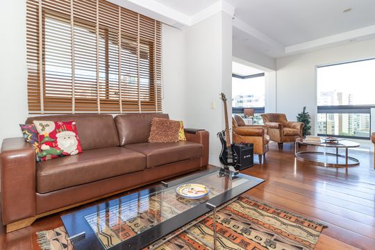 Comprar apartamento em Perdizes com piscina, churrasqueira e varanda gourmet. Três suítes. — Sala