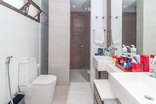 Comprar apartamento em Perdizes com piscina, churrasqueira e varanda gourmet. Três suítes. — Banheiro da Suíte 1