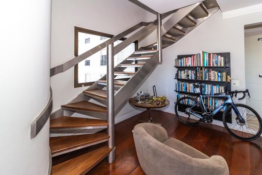 Comprar apartamento em Perdizes com piscina, churrasqueira e varanda gourmet. Três suítes. — Escada