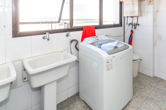 Comprar apartamento em Perdizes com piscina, churrasqueira e varanda gourmet. Três suítes. — Área de Serviço