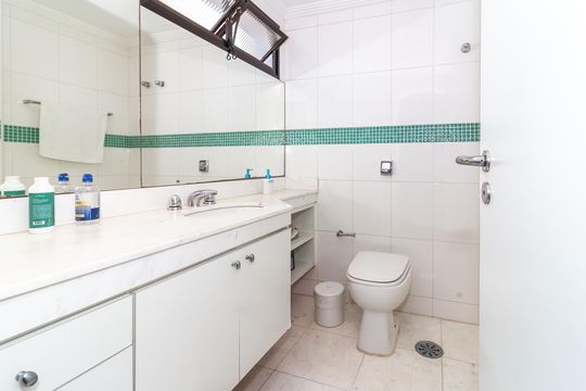 Comprar apartamento em Perdizes com piscina, churrasqueira e varanda gourmet. Três suítes. — Banheiro da Suíte 3