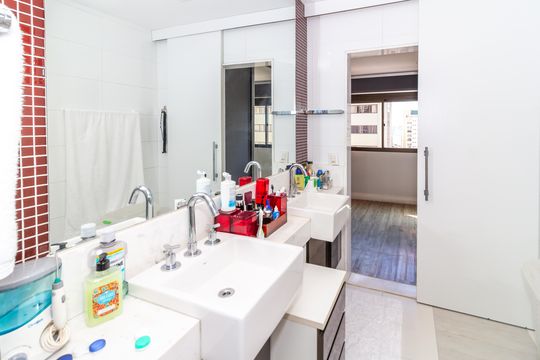 Comprar apartamento em Perdizes com piscina, churrasqueira e varanda gourmet. Três suítes. — Banheiro da Suíte 1