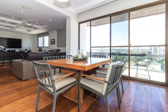 Comprar apartamento em Perdizes com piscina, churrasqueira e varanda gourmet. Três suítes. — Cobertura