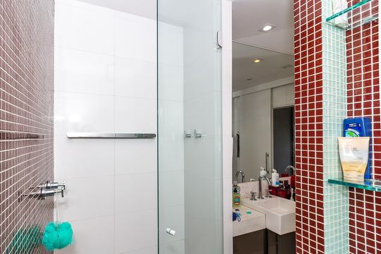 Comprar apartamento em Perdizes com piscina, churrasqueira e varanda gourmet. Três suítes. — Banheiro da Suíte 1