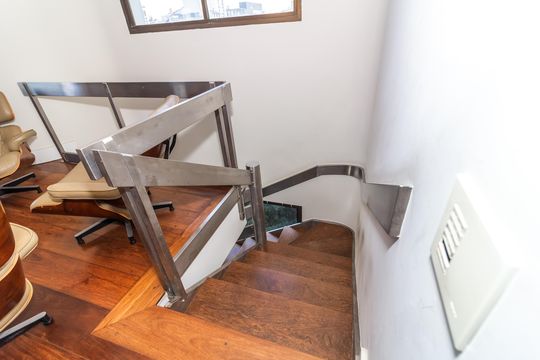 Comprar apartamento em Perdizes com piscina, churrasqueira e varanda gourmet. Três suítes. — Escada