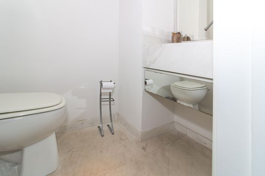 Comprar apartamento em Perdizes com piscina, churrasqueira e varanda gourmet. Três suítes. — Lavabo