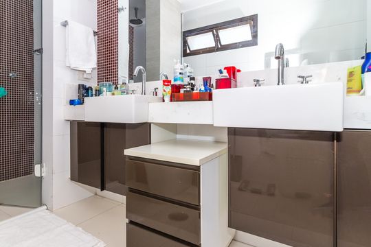 Comprar apartamento em Perdizes com piscina, churrasqueira e varanda gourmet. Três suítes. — Banheiro da Suíte 1