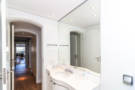 Comprar apartamento em Perdizes com piscina, churrasqueira e varanda gourmet. Três suítes. — Banheiro da Suíte 2