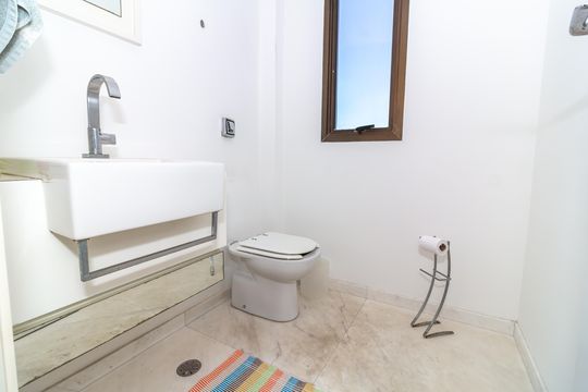 Comprar apartamento em Perdizes com piscina, churrasqueira e varanda gourmet. Três suítes. — Lavabo