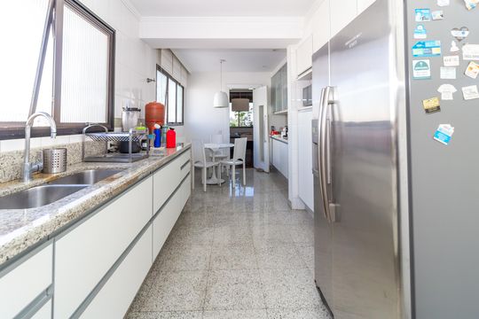 Comprar apartamento em Perdizes com piscina, churrasqueira e varanda gourmet. Três suítes. — Cozinha
