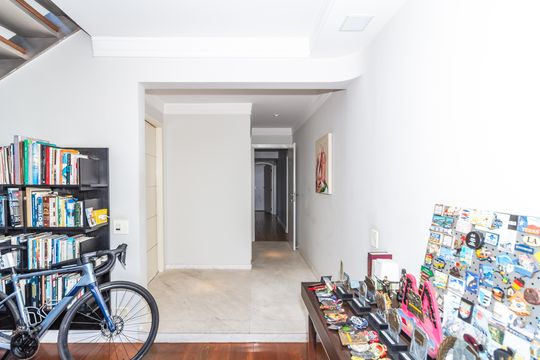 Comprar apartamento em Perdizes com piscina, churrasqueira e varanda gourmet. Três suítes. — Hall