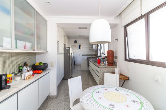 Comprar apartamento em Perdizes com piscina, churrasqueira e varanda gourmet. Três suítes. — Cozinha