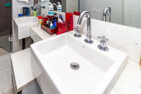 Comprar apartamento em Perdizes com piscina, churrasqueira e varanda gourmet. Três suítes. — Banheiro da Suíte 1