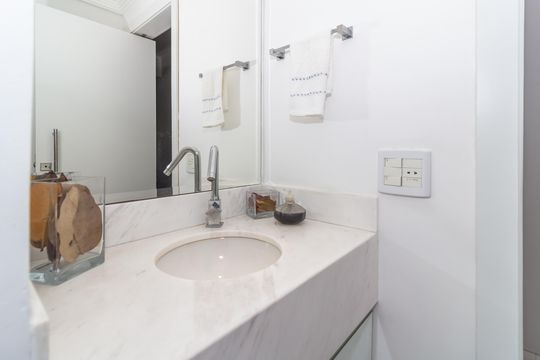 Comprar apartamento em Perdizes com piscina, churrasqueira e varanda gourmet. Três suítes. — Lavabo