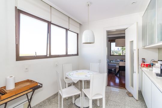 Comprar apartamento em Perdizes com piscina, churrasqueira e varanda gourmet. Três suítes. — Cozinha