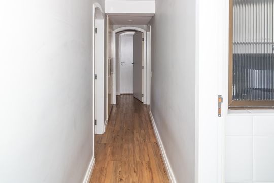 Comprar apartamento em Perdizes com piscina, churrasqueira e varanda gourmet. Três suítes. — Corredor