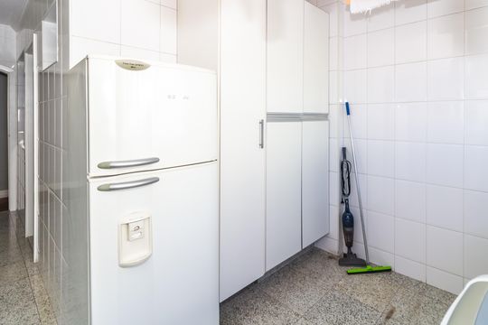 Comprar apartamento em Perdizes com piscina, churrasqueira e varanda gourmet. Três suítes. — Área de Serviço