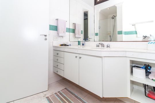 Comprar apartamento em Perdizes com piscina, churrasqueira e varanda gourmet. Três suítes. — Banheiro da Suíte 3