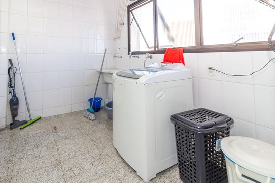 Comprar apartamento em Perdizes com piscina, churrasqueira e varanda gourmet. Três suítes. — Área de Serviço