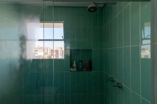 Apartamento à venda, com 98 m², 3 quartos e 1 vaga — Banheiro da Suíte 1