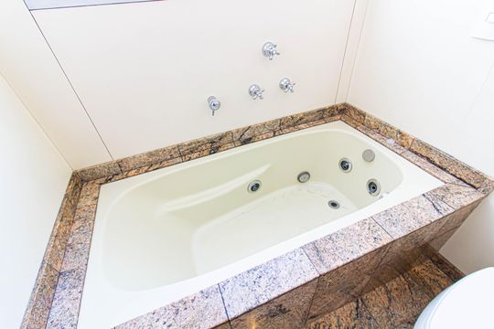 Comprar apartamento com 3 quartos, quintal e piscina no condomínio. — Banheiro