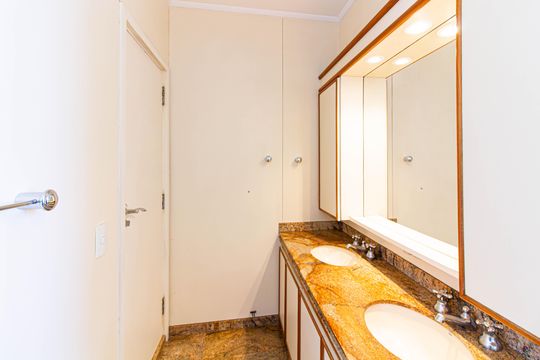 Comprar apartamento com 3 quartos, quintal e piscina no condomínio. — Banheiro