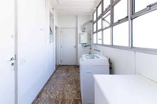 Comprar apartamento com 3 quartos, quintal e piscina no condomínio. — Área de Serviço